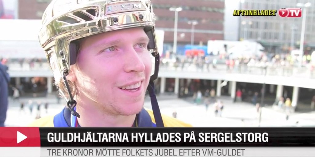 Nicklas Backstrom wears gold helmet during World Championship ceremony