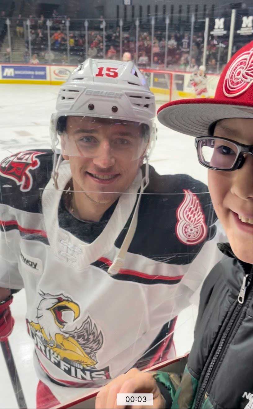 Jakub Vrana scores first AHL goal for Griffins and gives stick away to fan ‘Vrana is hero for
