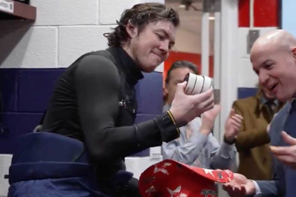 Spencer Carbery presents TJ Oshie with goal pucks and cowboy hat after Country Music Night hat trick - Vimarsana News