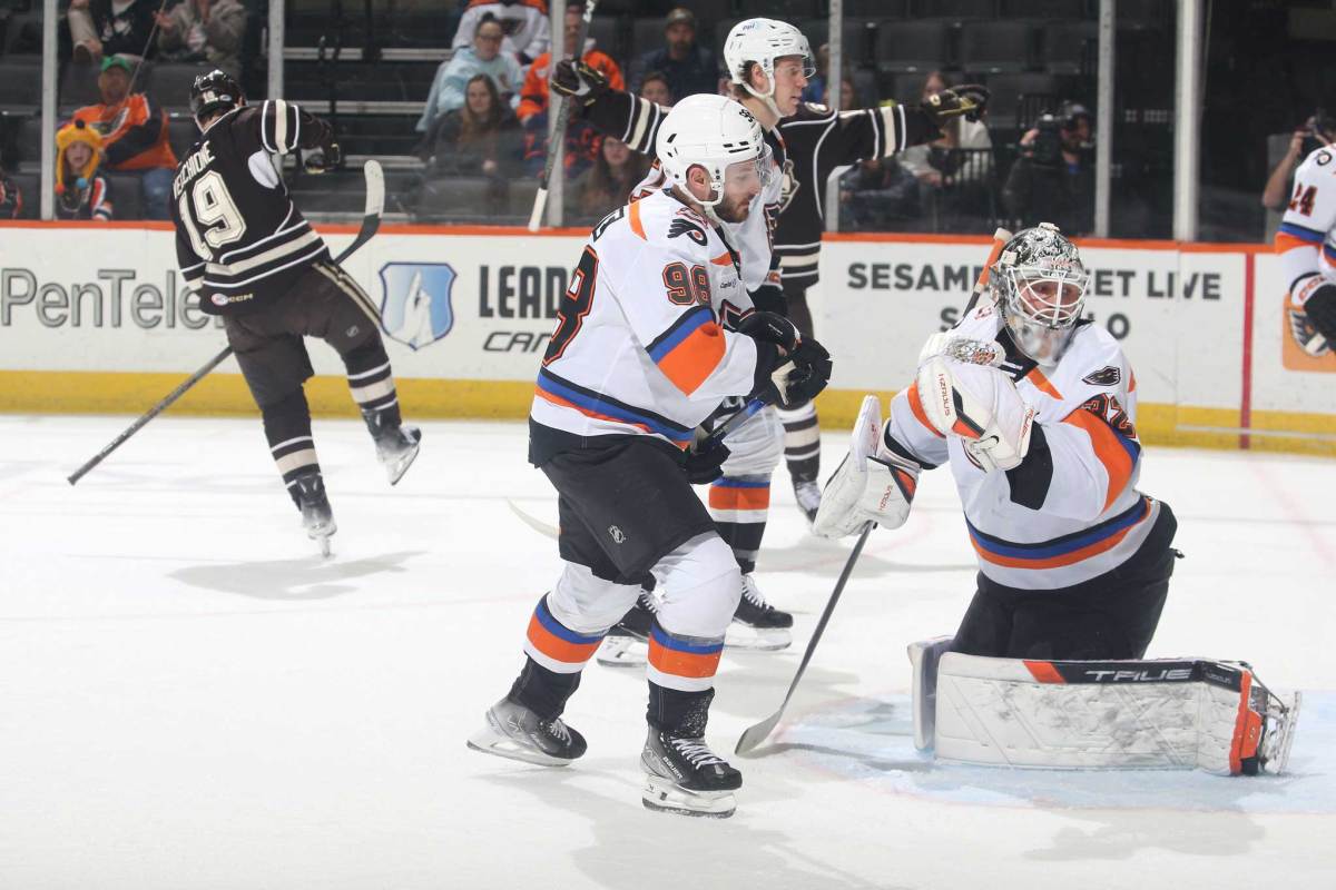 Mike Vecchione scores twice, including game-winner, to lead Hershey to 4-2 victory over Phantoms - Vimarsana News
